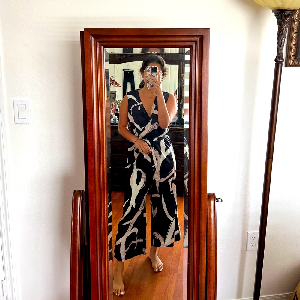 Elegant black and white jumpsuit with belt.